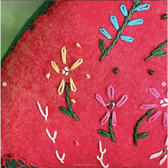 Vintage Handmade Embroidery Sequin Folk Art Christmas Cat Doll Red Green Felt - Picture 4 of 10